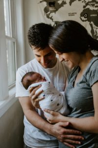 Familia estimulando bebe 1 mes